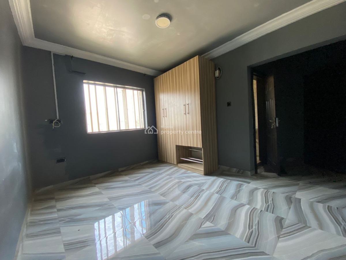 a 3 Bedroom Flat Apartment, Upstairs, Omole Phase 2, Ikeja, Lagos, Flat / Apartment for Rent
