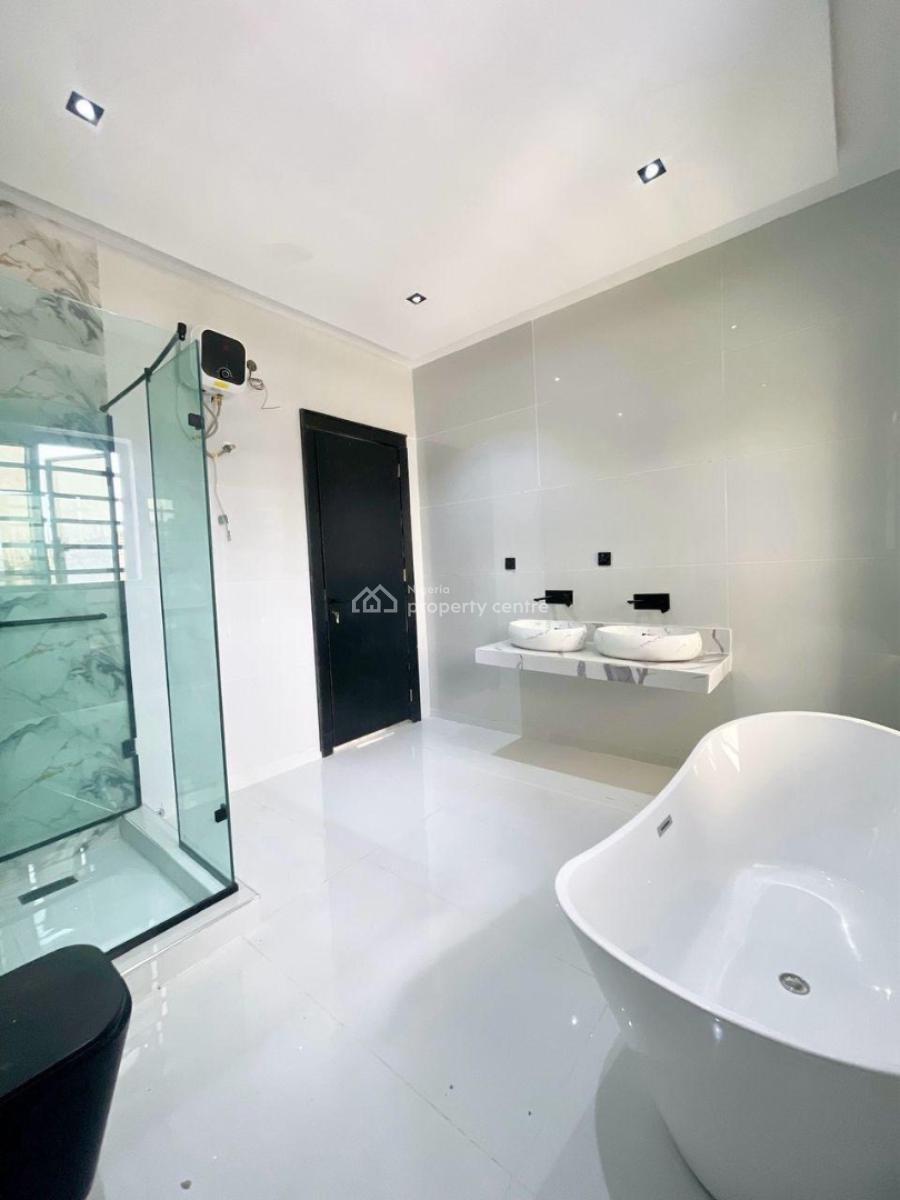 Spacious 2bedroom Maisonette with Bq, Lekki Phase 1, Lekki, Lagos, Flat / Apartment for Sale