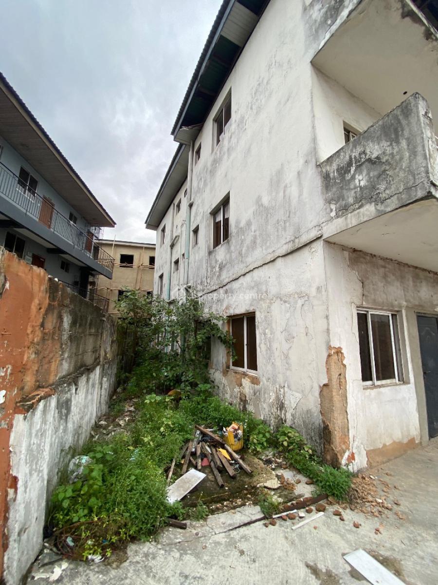 Demolishable Distress Building in a Prime Location Facing The Road, Yaba, Akoka, Yaba, Lagos, Detached Duplex for Sale