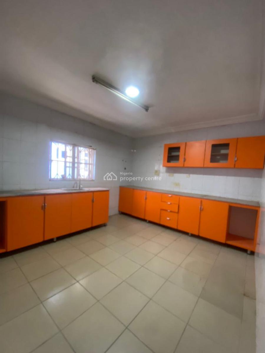Decent 3 Bedroom Apartment ( Upstairs), Lekki Phase 1, Lekki, Lagos, Flat / Apartment for Rent