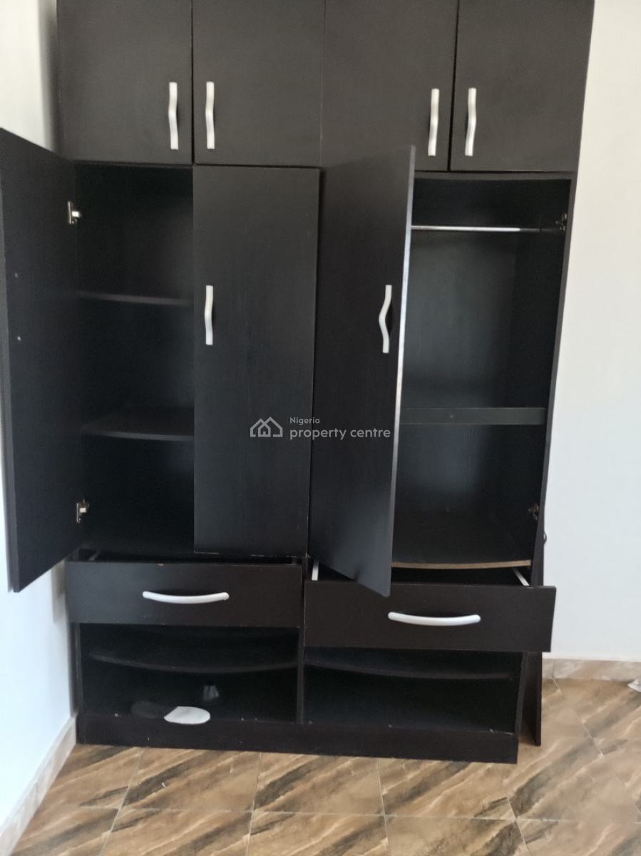 Spacious 3 Bedroom Apartment, 4 Toilets, First Floor, Ikate, Lekki, Lagos, Flat / Apartment for Rent