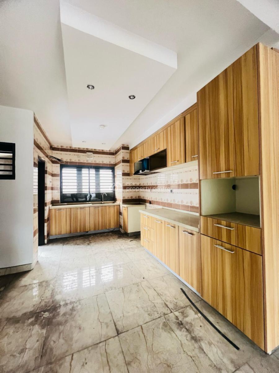 Spacious 2 Bedroom Apartment, Surulere, Lagos, Block of Flats for Sale