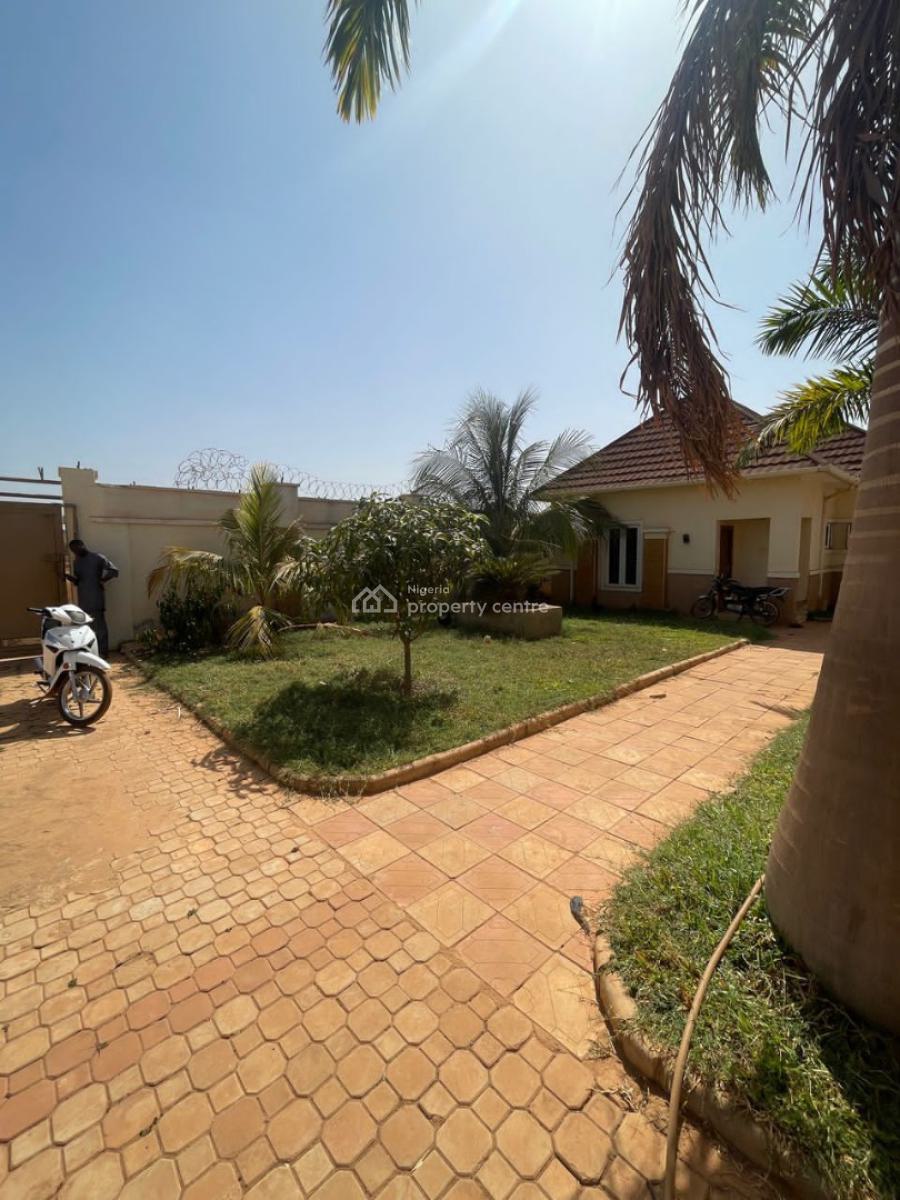 5 Bedroom with 3 Living Rooms  1 Room B/q 2 Rooms Guest Chalet, Kaduna North, Kaduna, House for Sale