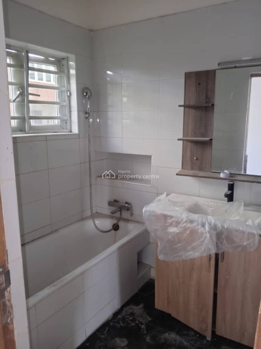 3 Bedroom Flat in an Estate, All Rooms Ensuite, Ebute Metta East, Yaba, Lagos, Flat / Apartment for Rent