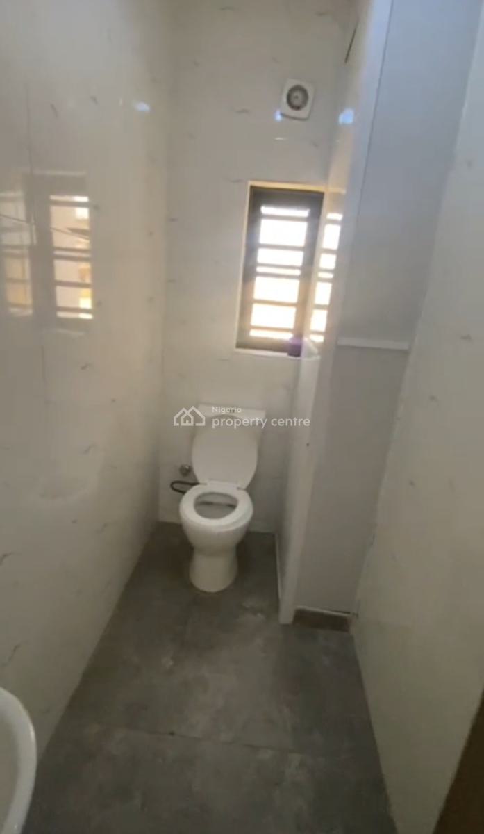 Spacious 2 Bedroom Apartment in a Secured and Serene Estate, Right, Lekki Phase 1, Lekki, Lagos, Flat / Apartment for Rent