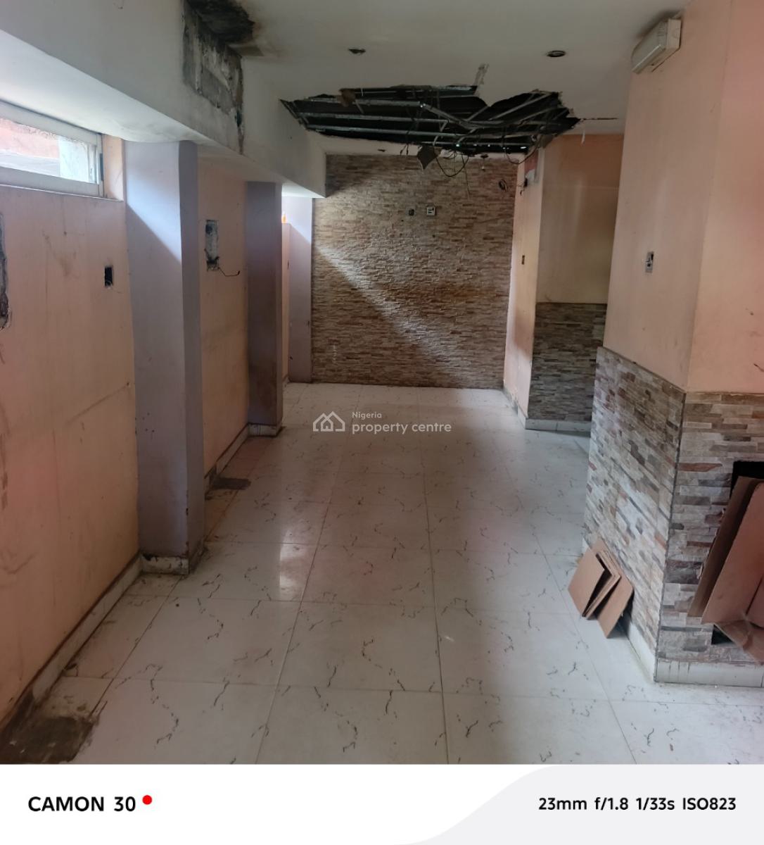 Commercial Property Along Main Road, Victoria Island (vi), Lagos, Commercial Property for Rent