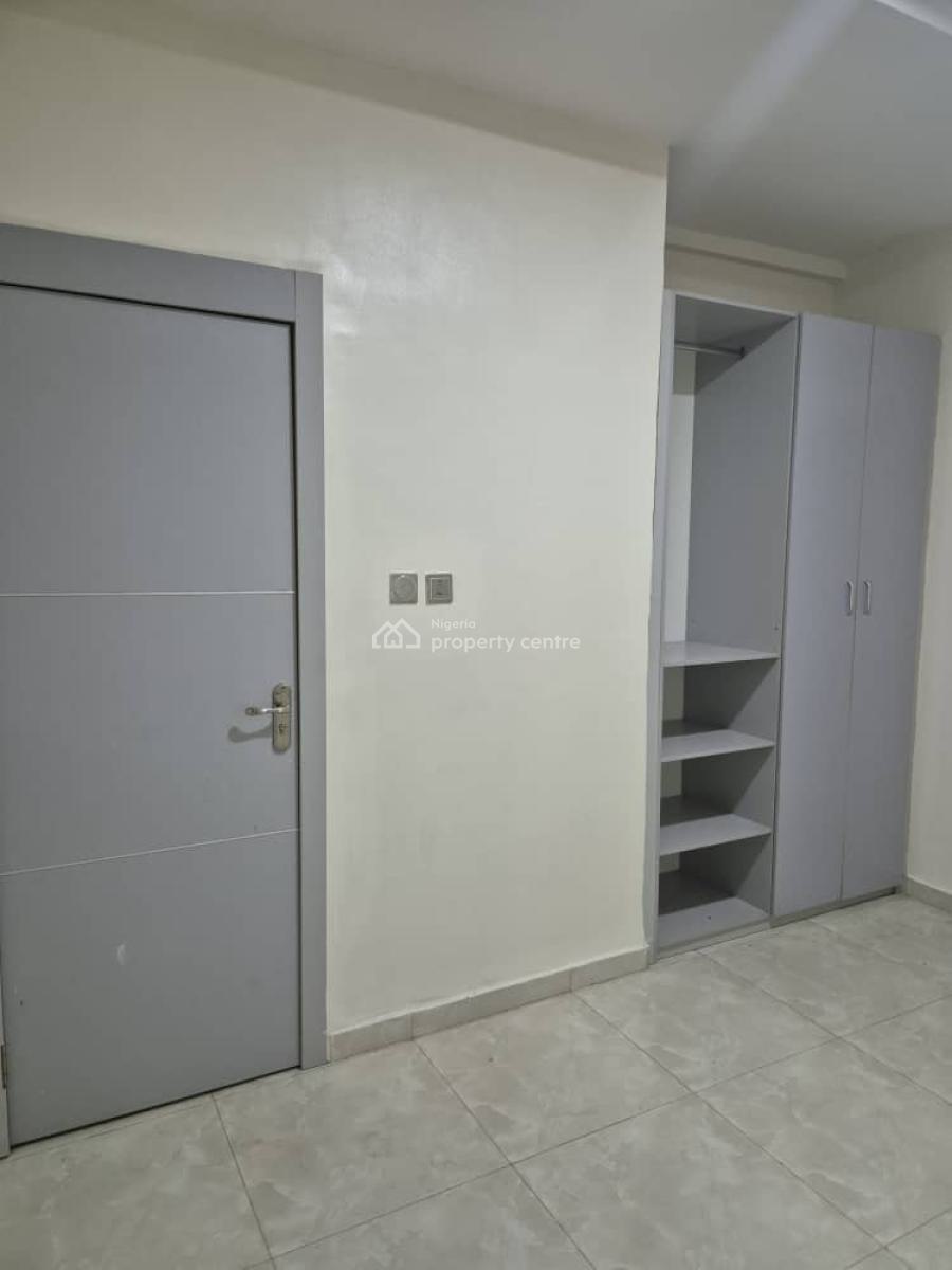 Single Room with a Furnished Living Room in a Shared Apartment, Lekki, Lagos, Flat / Apartment for Rent