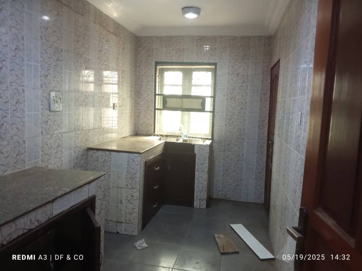 Nice 3 Bedroom Flat, Off Ishaga Road, Ojuelegba, Surulere, Lagos, Flat / Apartment for Rent