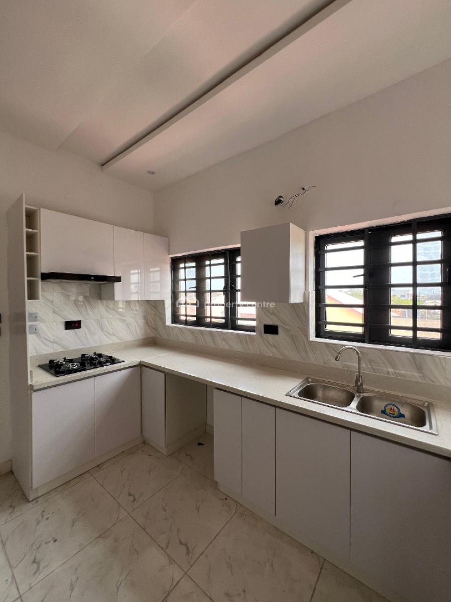 Spacious 2 Bedroom Apartment, Lekki Phase 1, Lekki, Lagos, Flat / Apartment for Sale