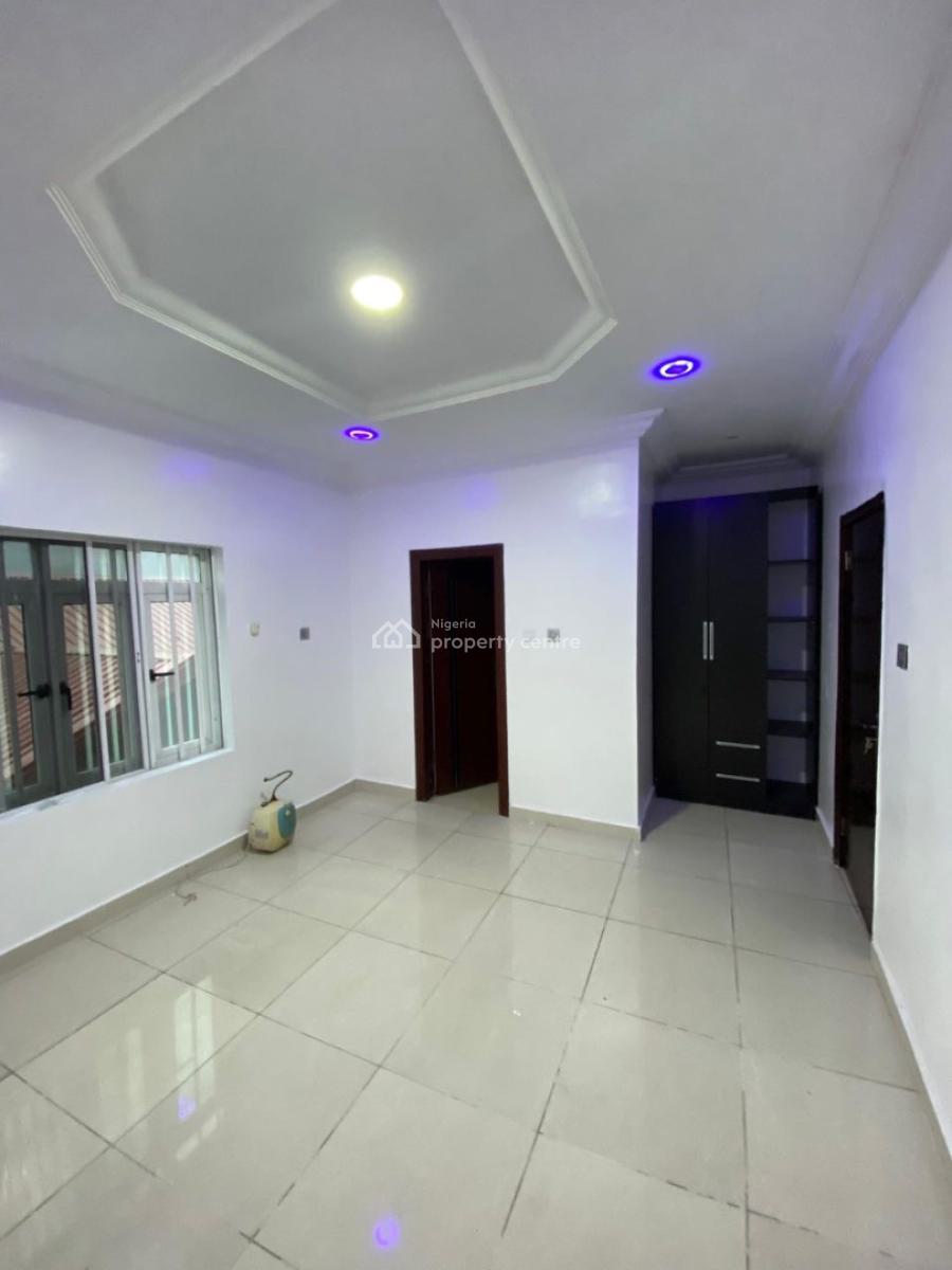 Neat 3bedroom Apartment (upstairs) Inside a Secured a Estate, Chevron Drive, Lekki, Lagos, Lekki, Lagos, Flat / Apartment for Rent