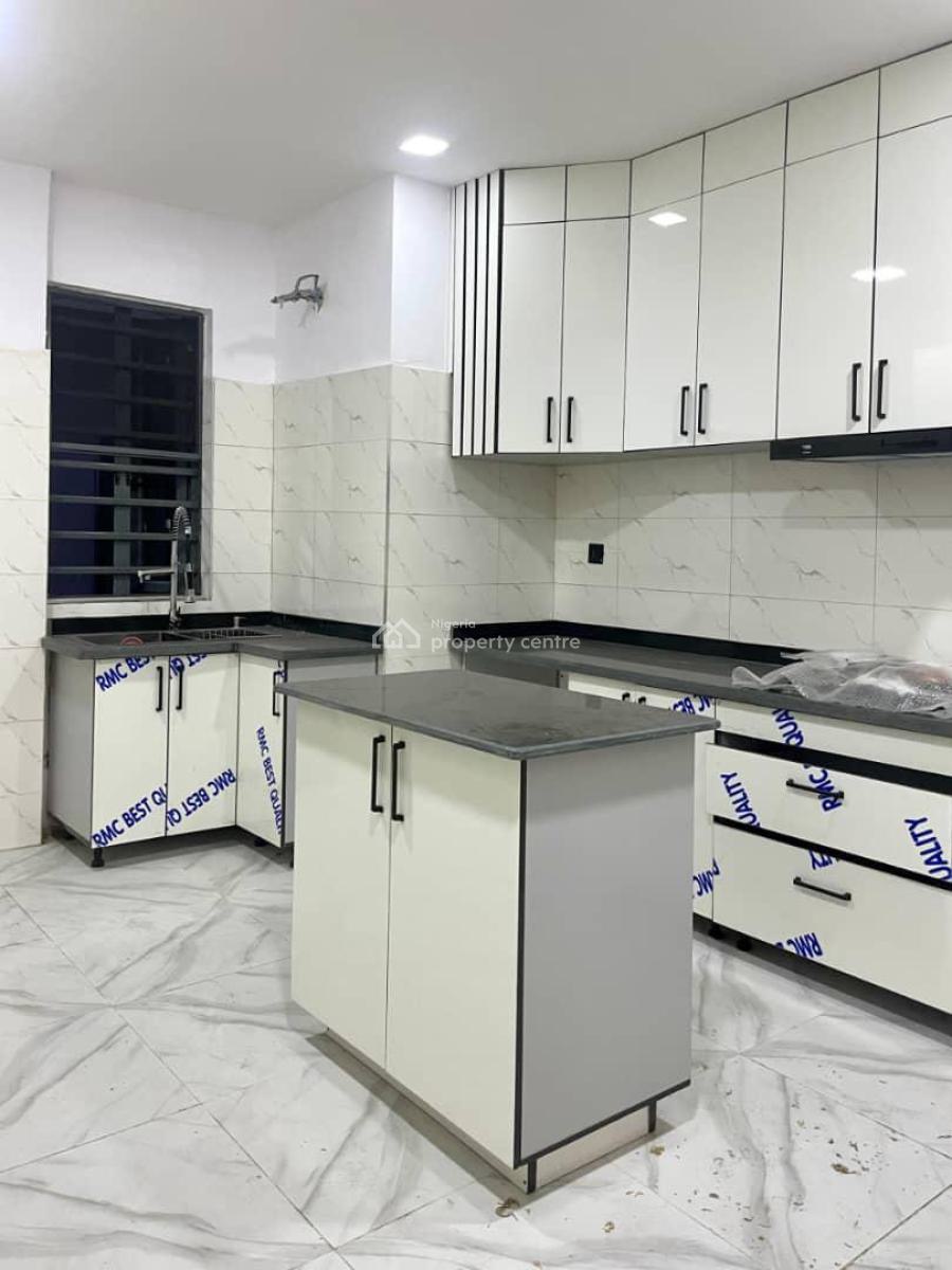 Very Fine and Decent 3-bedroom Flat + Bq, Lekki Phase 1, Lekki, Lagos, Flat / Apartment for Rent