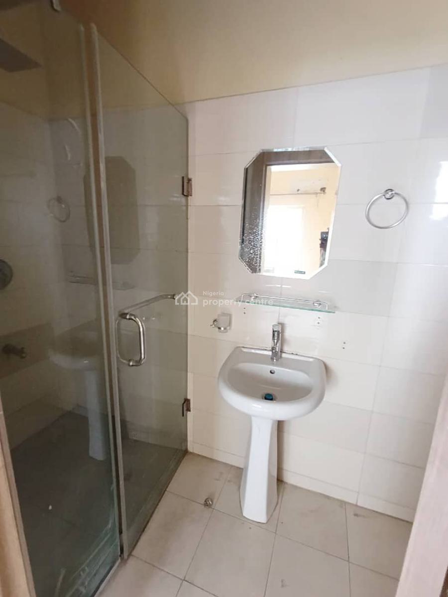 Well-maintained 3-bedroom Apartment with a Room Staff Quarter, Lekki Phase 1, Lekki, Lagos, Flat / Apartment for Rent