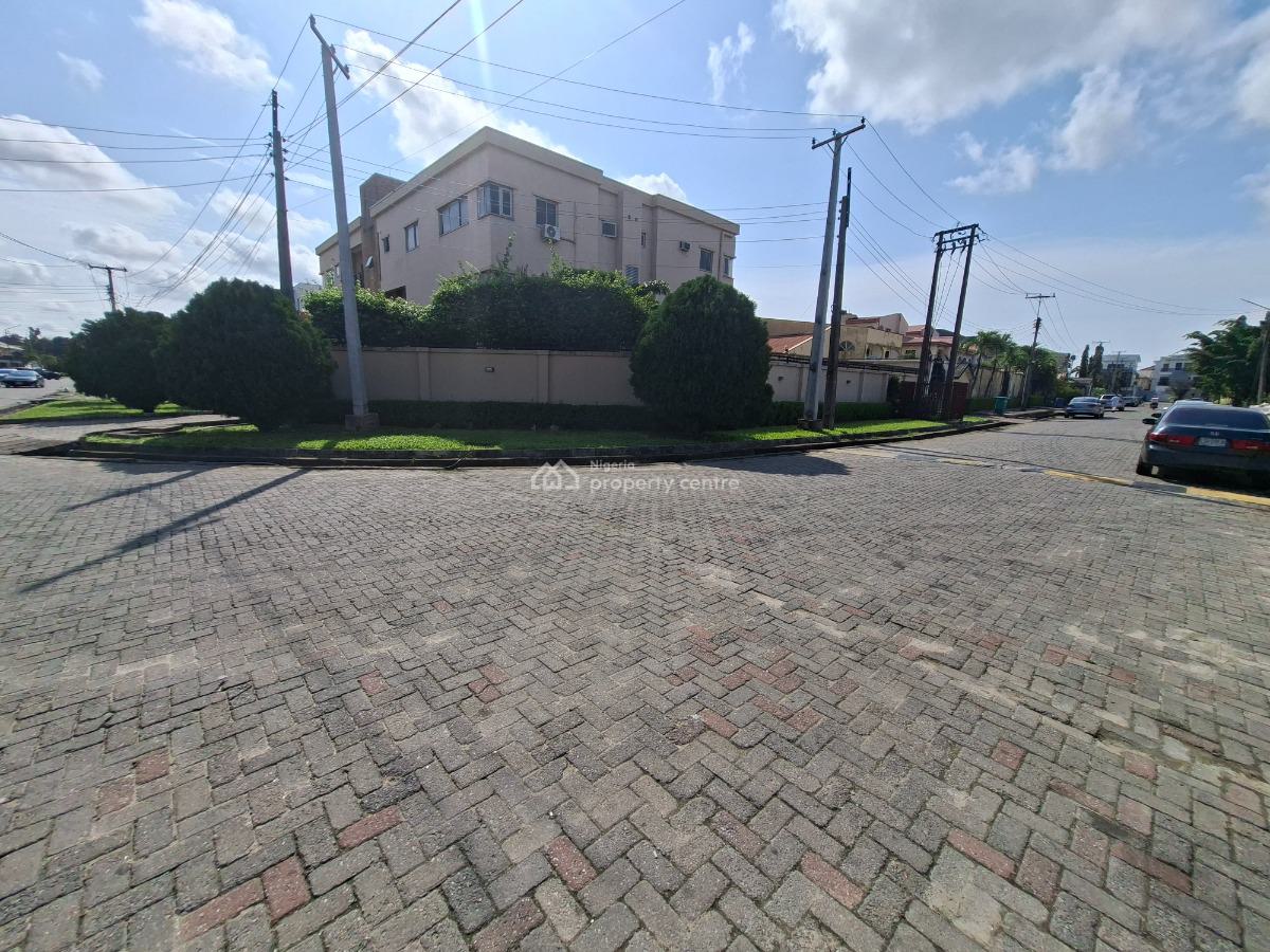Spacious 3 Bedroom Penthouse Apartment, Off Admiralty Way, Lekki Phase 1, Lekki, Lagos, Flat / Apartment for Rent