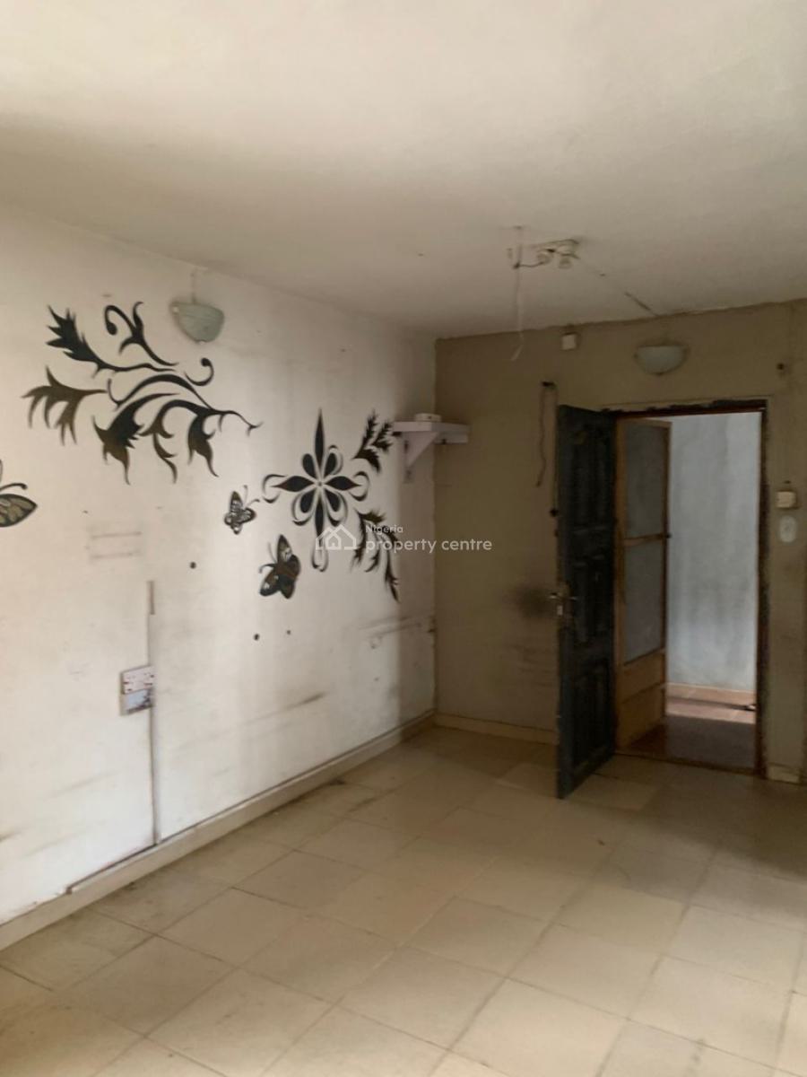 Spacious 2 Bedroom Apartment Upstairs, Olowora, Magodo, Lagos, Flat / Apartment for Rent