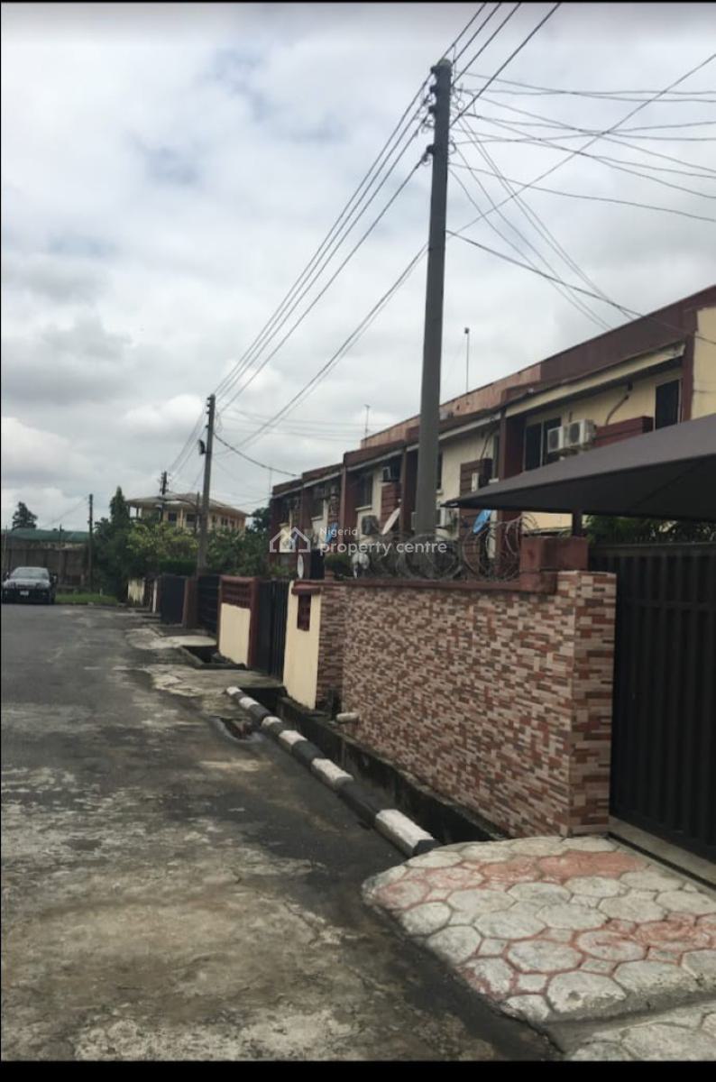 3 Bedroom Terrace with Bq, Olarewaju Estate, Yaba, Lagos, Terraced Duplex for Sale