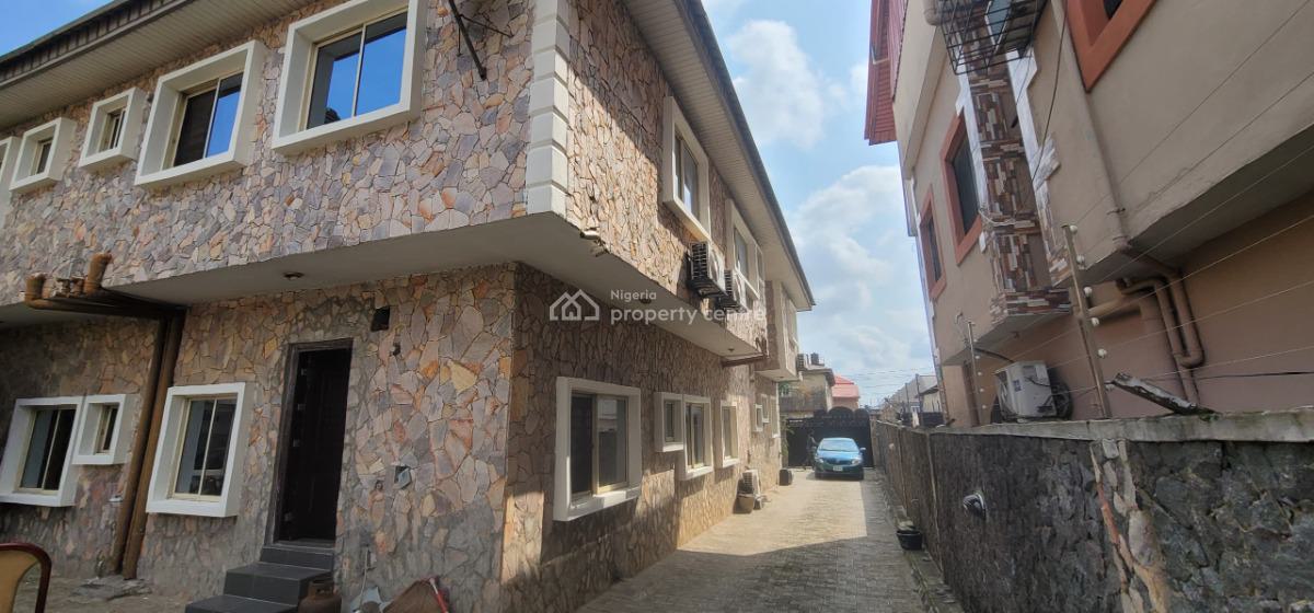 Well Maintained 5 Bedroom Full Detached House, Off International Airport Road ,ajoa Estate, Isolo, Lagos, Detached Duplex for Sale