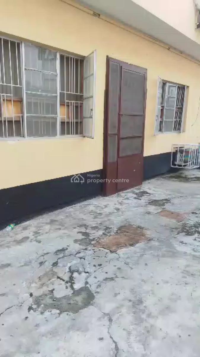 Standard 3 Bedrooms, Harvey Road, Yaba, Lagos, Flat / Apartment for Sale