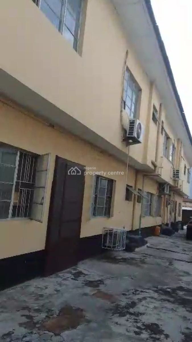 Standard 3 Bedrooms, Harvey Road, Yaba, Lagos, Flat / Apartment for Sale