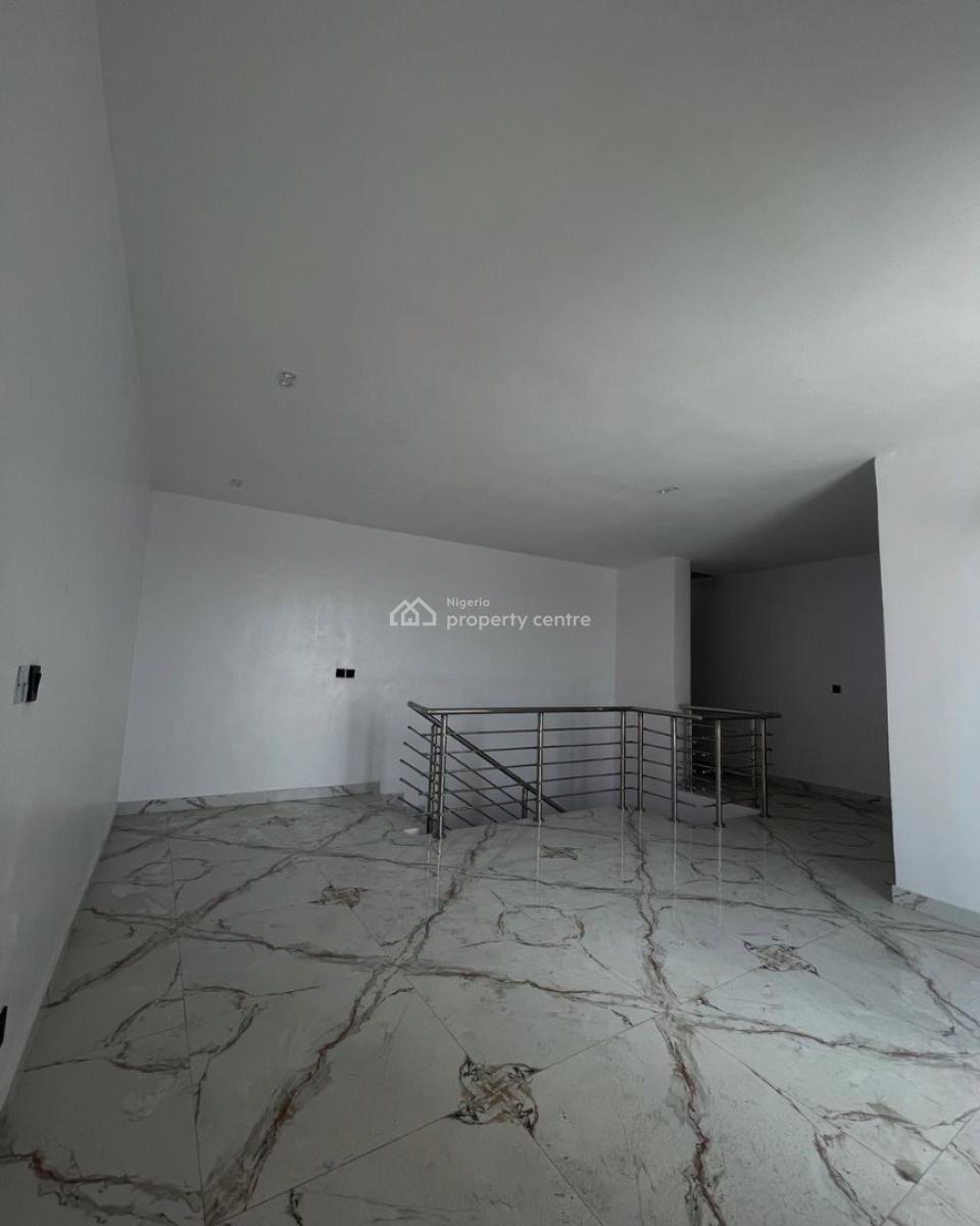 Nicely Built 3 Bedroom Maisonette with Gym and Bq, Lekki Phase 1, Lekki, Lagos, Flat / Apartment for Rent