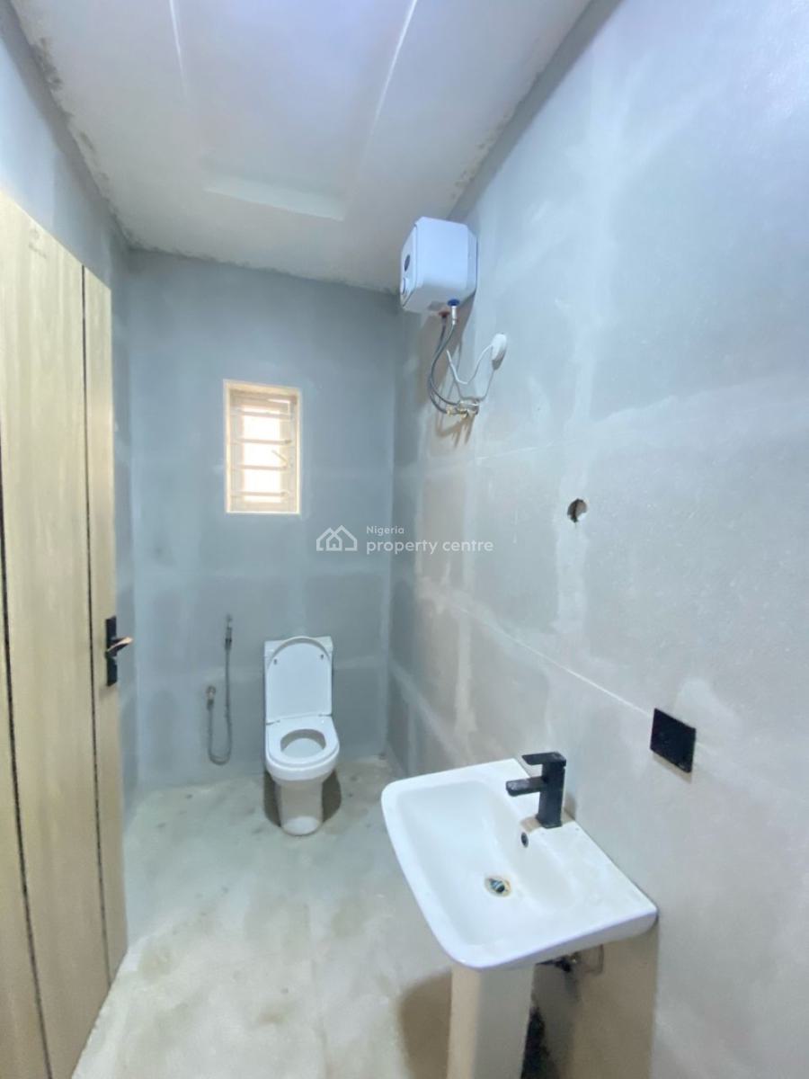 Spacious 3 Bedroom Apartment, Off Freedom Way, Lekki Phase 1, Lekki, Lagos, Flat / Apartment for Rent