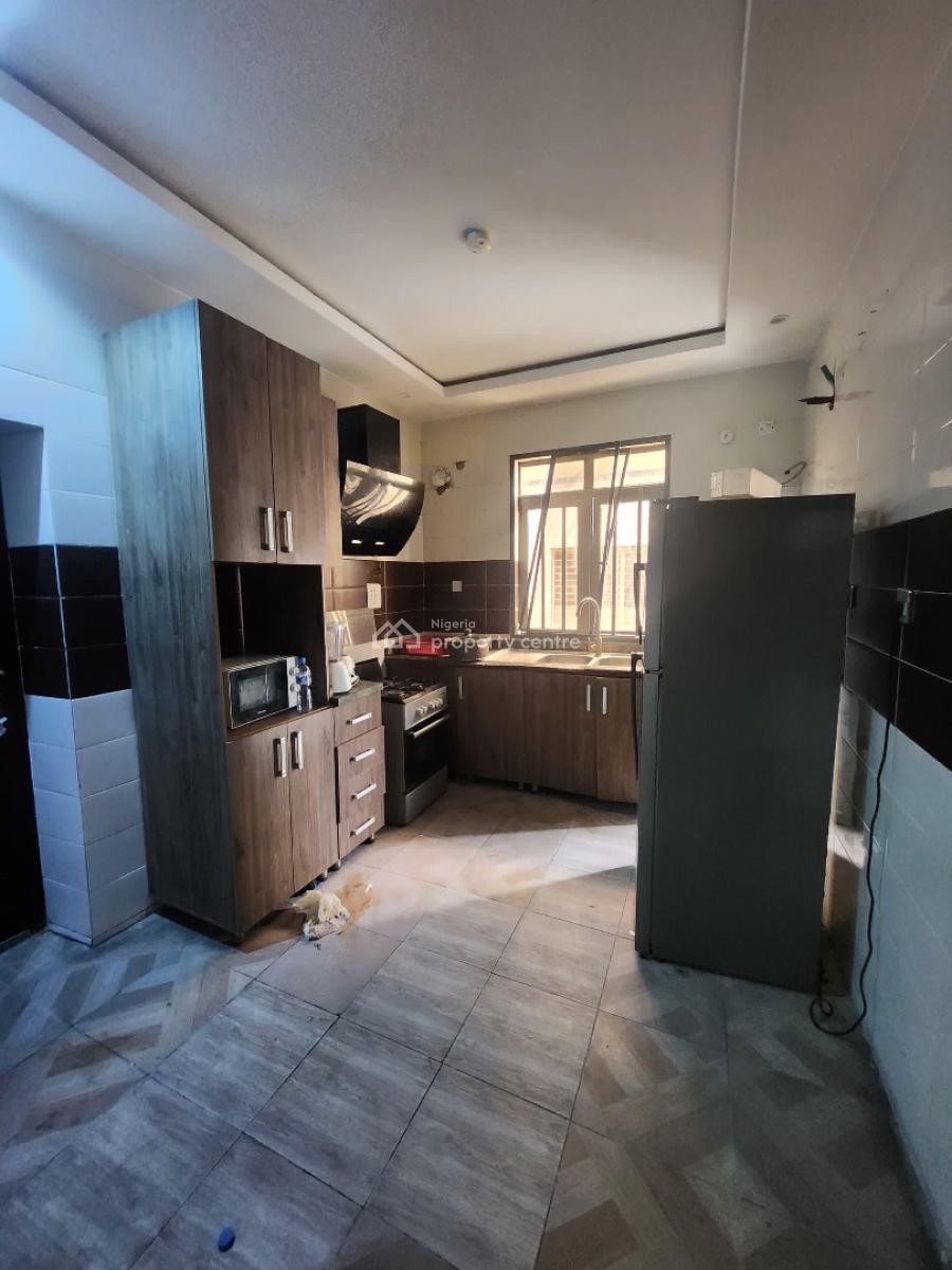 Well Maintaned 3 Bedrooms Apartment, Up, Lekki Phase 1, Lekki, Lagos, Flat / Apartment for Rent