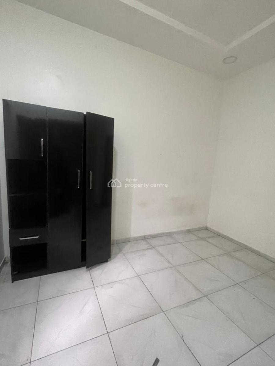 Spacious Room Downstairs in a Shared Apartment, Emcel Garden, Orchid Road, Eleganza Bustop, Lekki, Lagos, Flat / Apartment for Rent