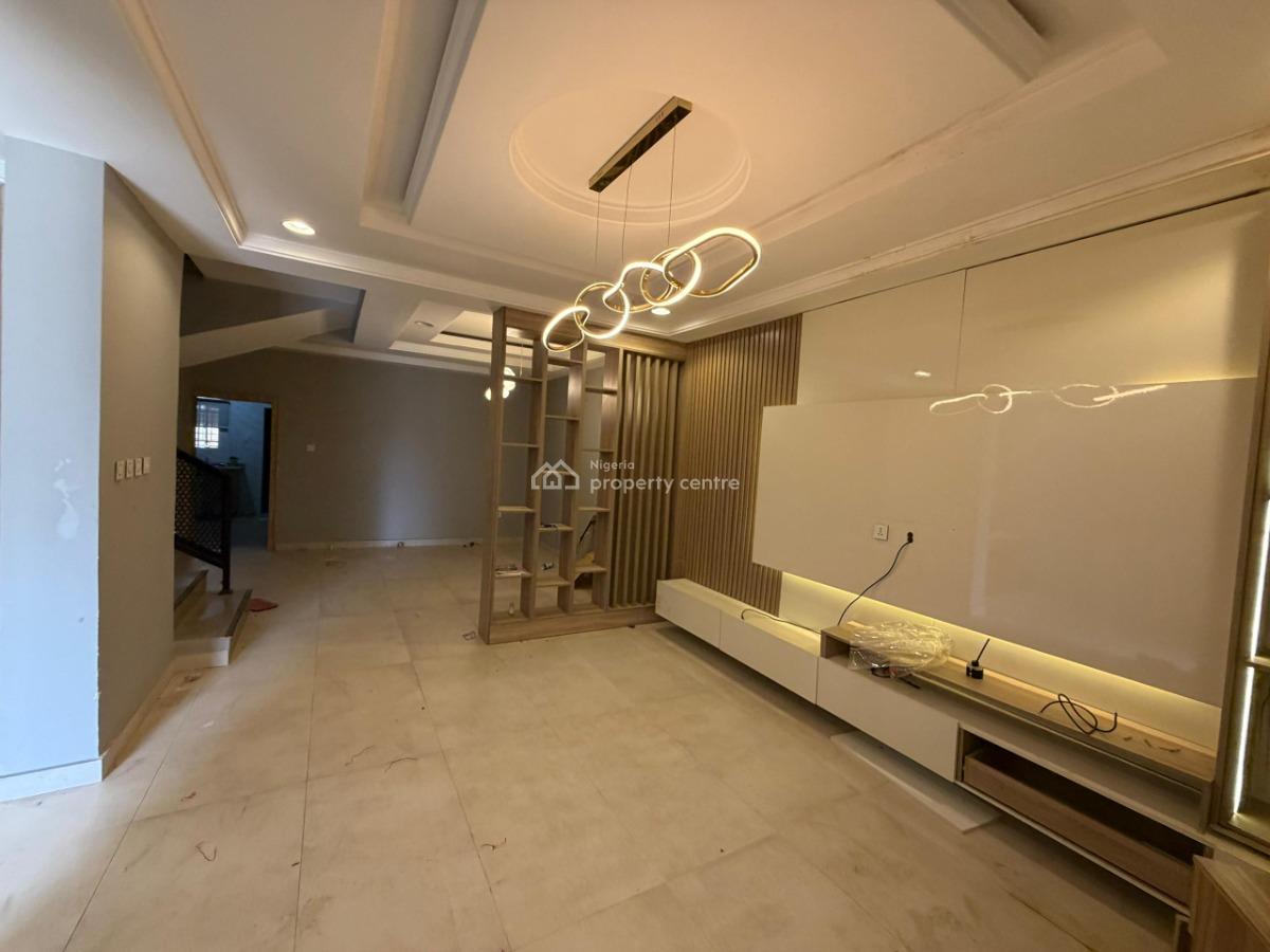 Distress, Distress, Well Finished 4 Bedroom Terrace Duplex with a Bq, Guzape District, Abuja, House for Sale