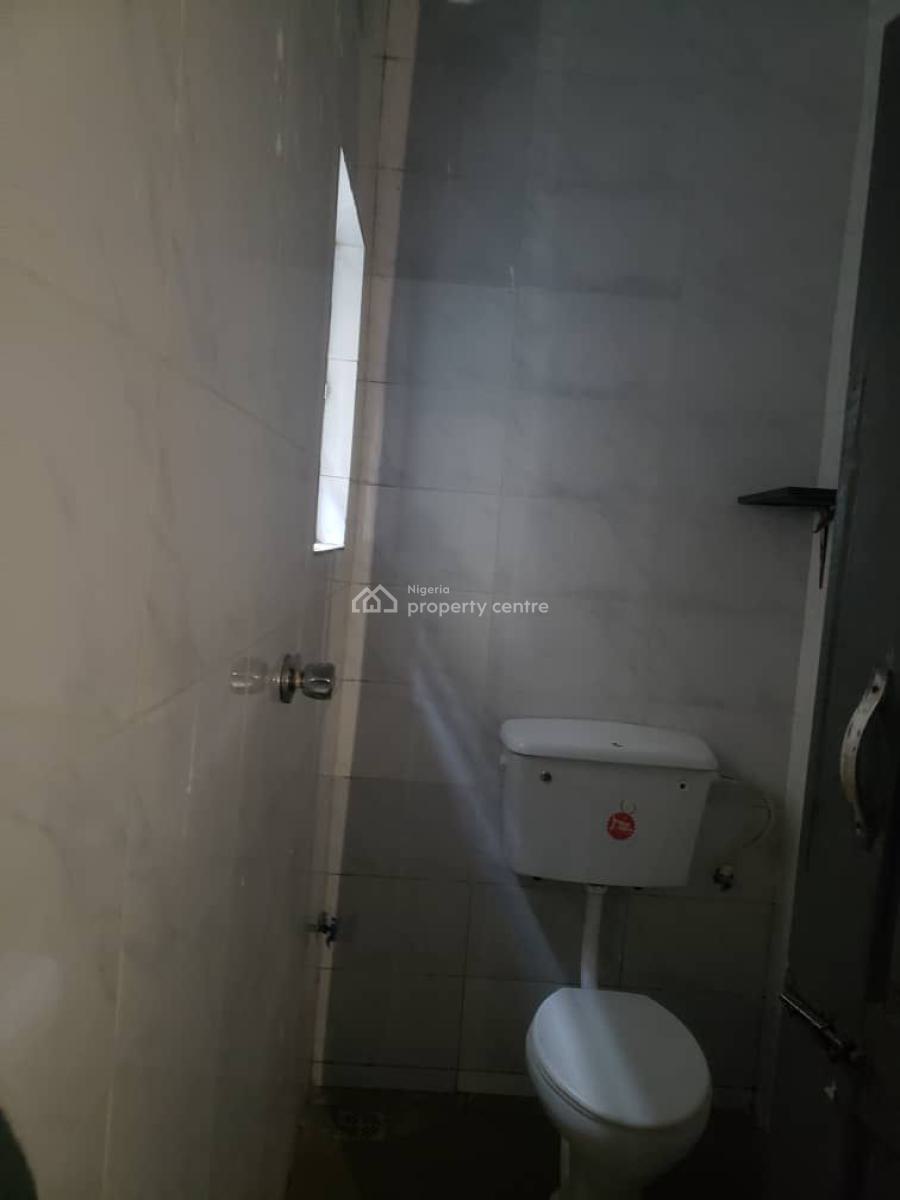 Decent 3 Bedrooms All Ensuite Flat + Visitors Toilet, Iwaya, Yaba, Lagos, Flat / Apartment for Rent