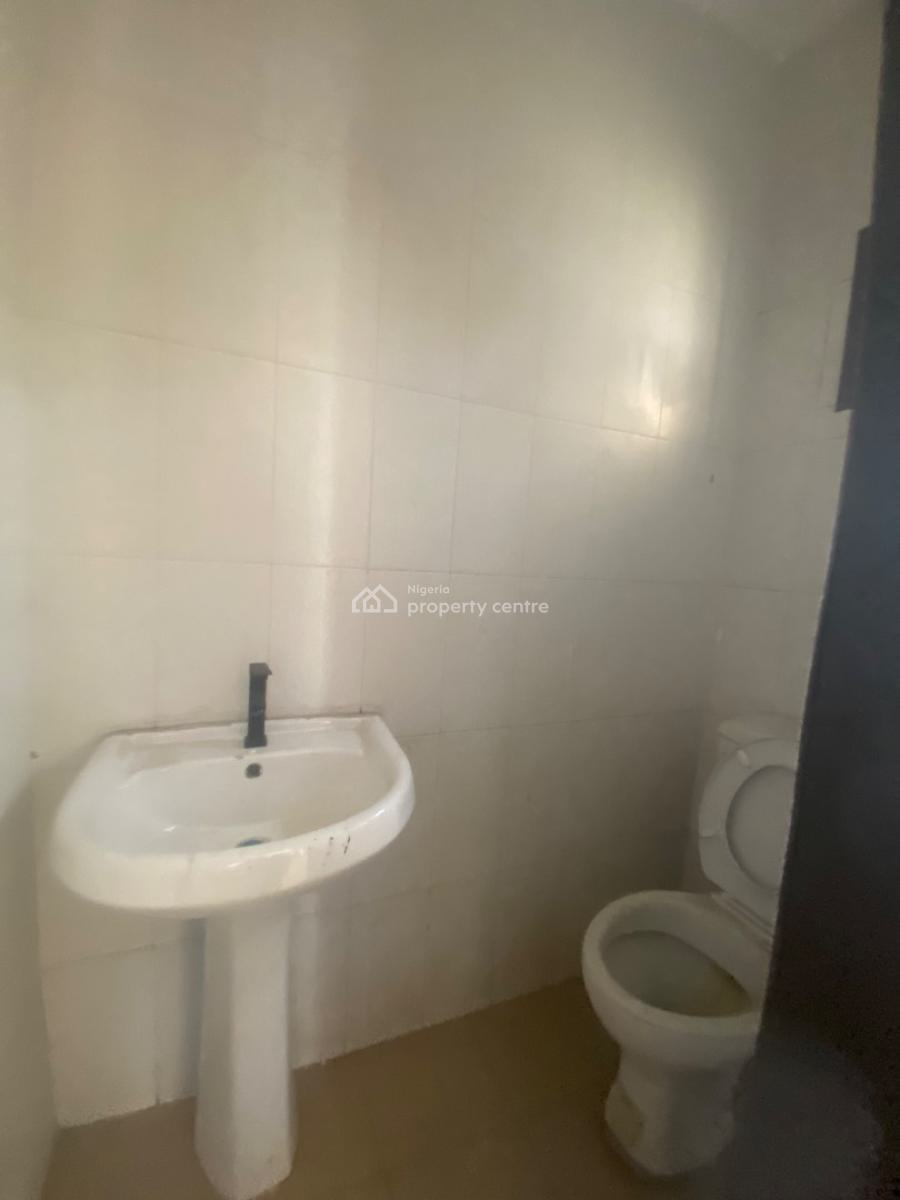 Well Maintained and Renovated 3 Bedroom Apartment, Mobil Road, Ajah, Lagos, Flat / Apartment for Rent