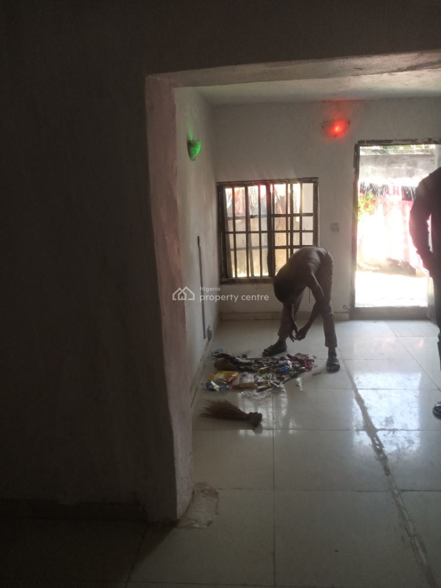 2bedroom, Babs Animashun, Surulere, Lagos, Flat / Apartment for Rent