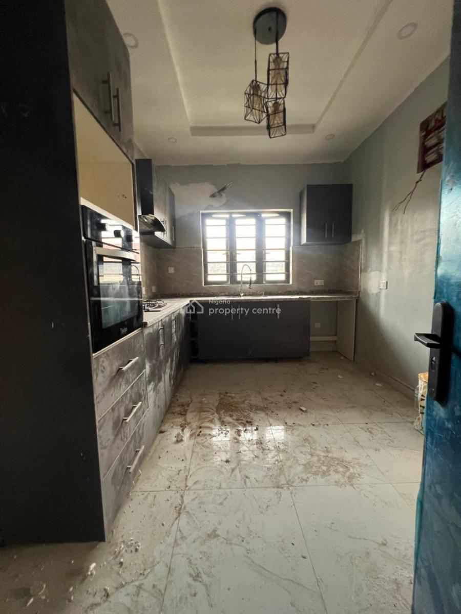 3 Bedroom Contemporary Building, Good Ambiance, Alagomeji, Yaba, Lagos, Flat / Apartment for Sale