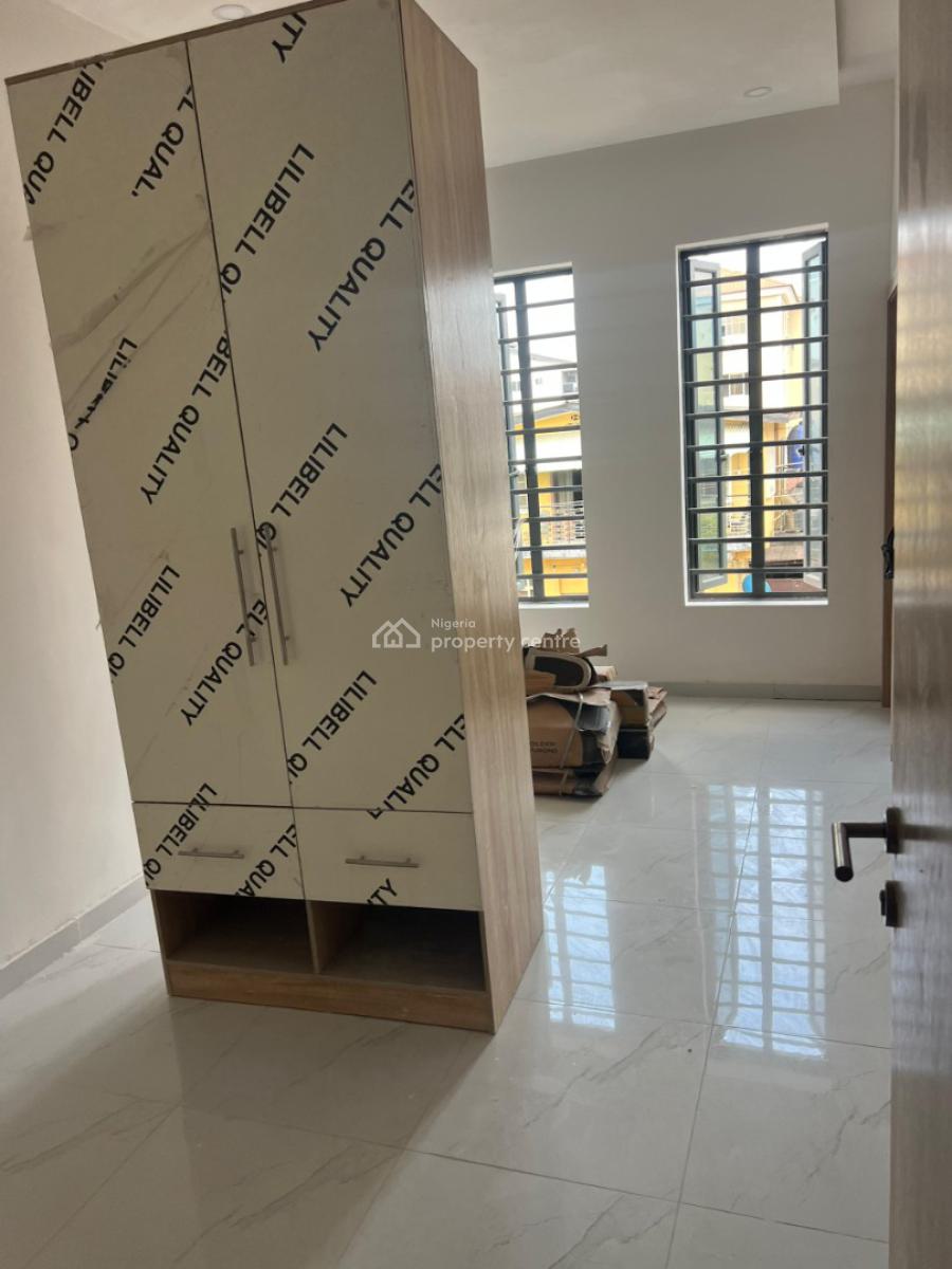 3 Bedroom Contemporary Building, Good Ambiance, Alagomeji, Yaba, Lagos, Flat / Apartment for Sale