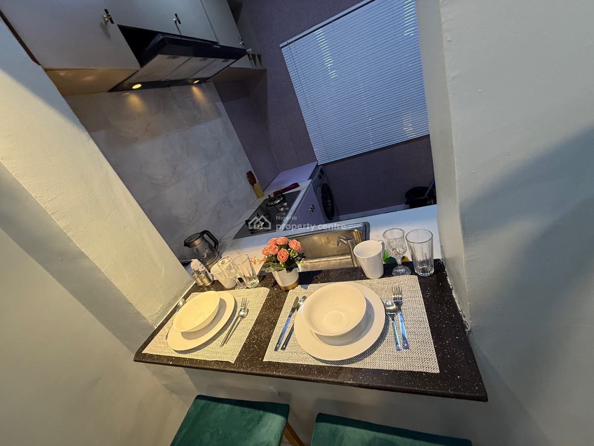 1 King Bed &parlor 24/7 Ac Wifi Netflix, Taiwo Ishola Street, Lekki Phase 1, Lekki, Lagos, Mini Flat (room and Parlour) Short Let