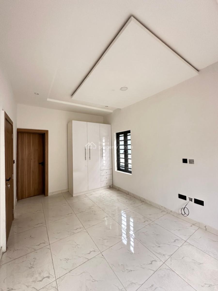 Spacious 2 Bedroom Apartment, Lekki Phase 1, Lekki, Lagos, Flat / Apartment for Sale