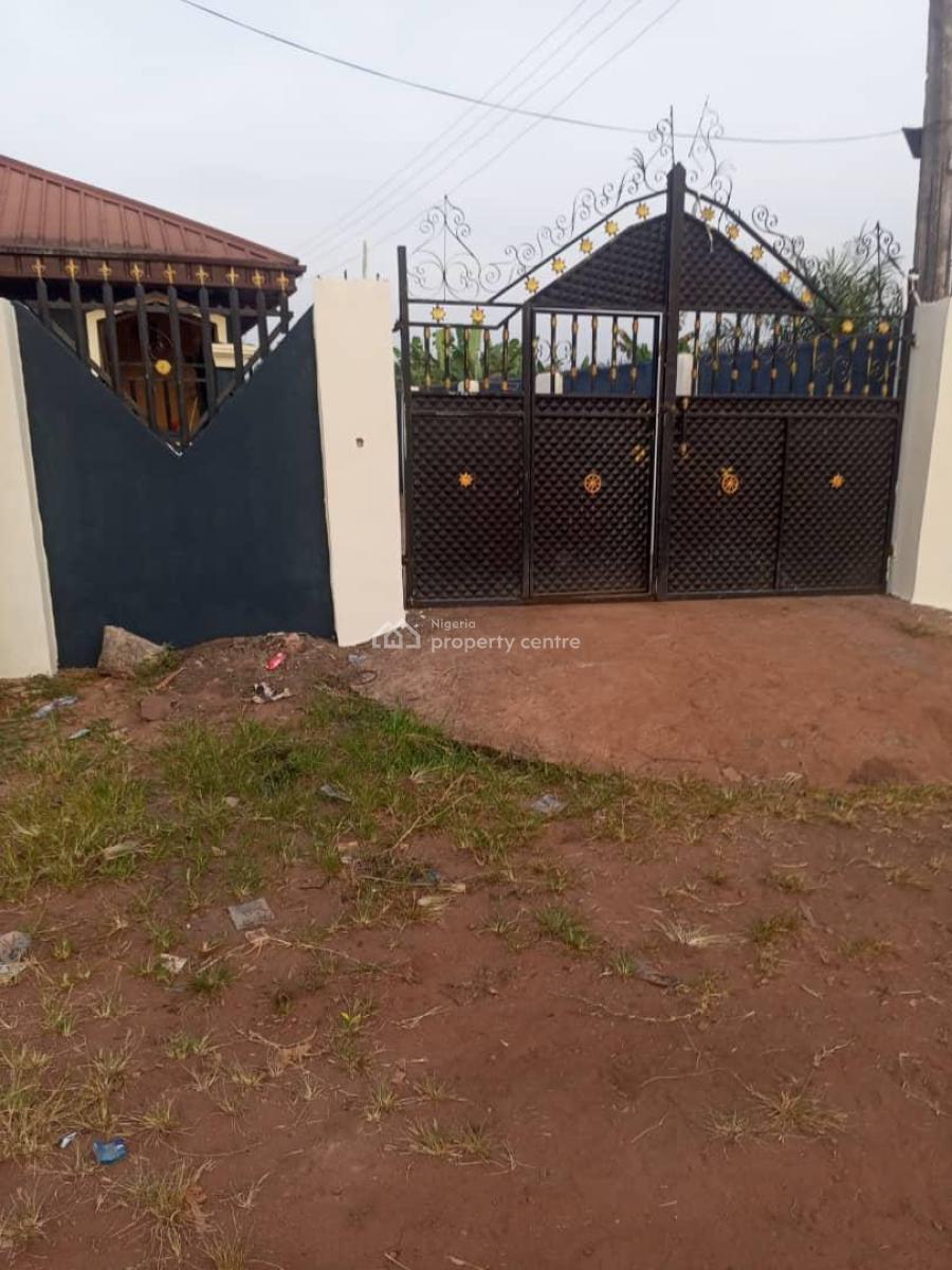 Distress Room and Parlour, 5 Units with Borehole, Upper Mission Extension,off Covernant Sch. Rd Ayo Street. Benin City, Ikpoba Okha, Edo, Block of Flats for Sale