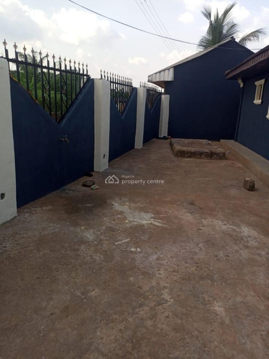 Distress Room and Parlour, 5 Units with Borehole, Upper Mission Extension,off Covernant Sch. Rd Ayo Street. Benin City, Ikpoba Okha, Edo, Block of Flats for Sale