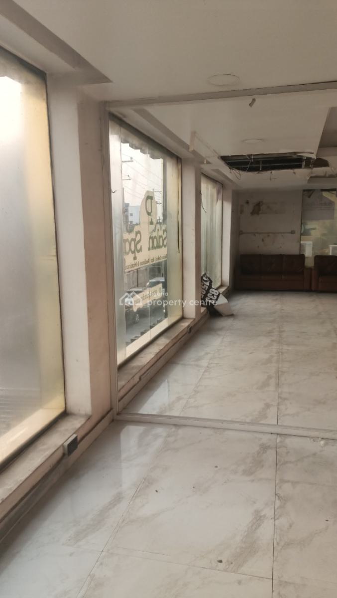 165 Sqms  Showroom/ Open Space, By Ikeja Under Bridge, Oba Akran, Ikeja, Lagos, Plaza / Complex / Mall for Rent