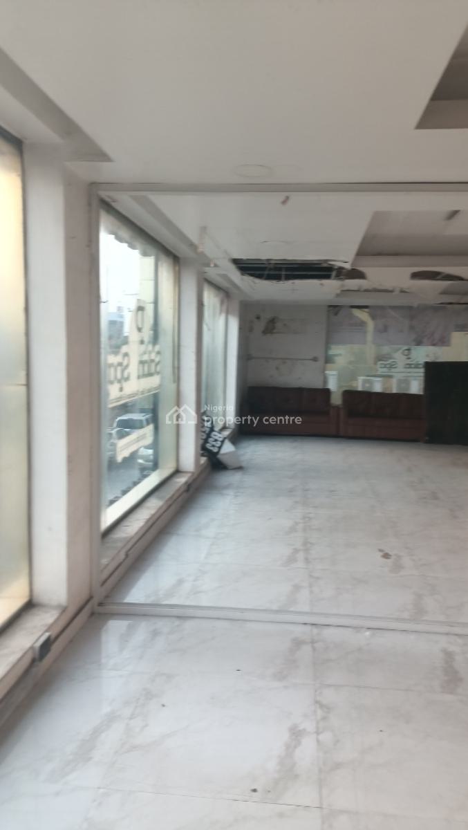 165 Sqms  Showroom/ Open Space, By Ikeja Under Bridge, Oba Akran, Ikeja, Lagos, Plaza / Complex / Mall for Rent