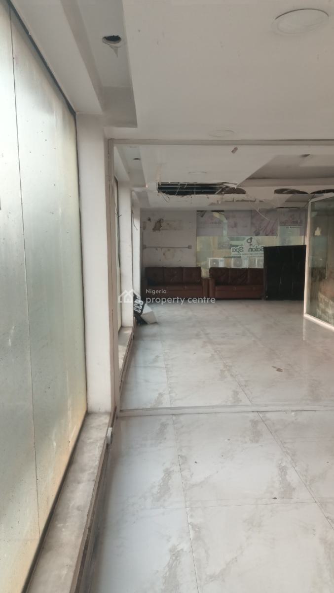 165 Sqms  Showroom/ Open Space, By Ikeja Under Bridge, Oba Akran, Ikeja, Lagos, Plaza / Complex / Mall for Rent