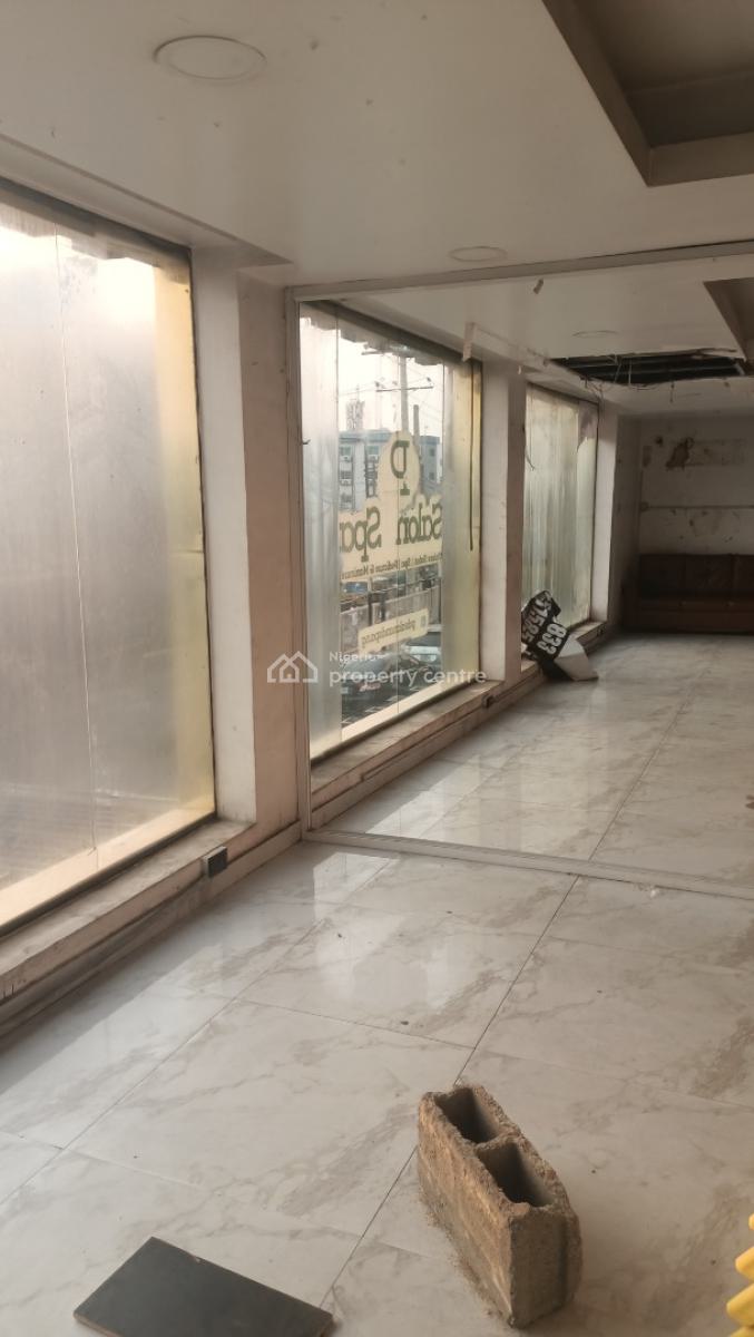 165 Sqms  Showroom/ Open Space, By Ikeja Under Bridge, Oba Akran, Ikeja, Lagos, Plaza / Complex / Mall for Rent