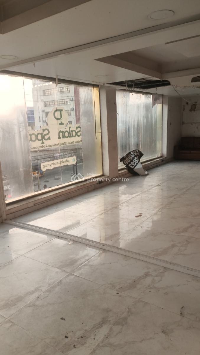 165 Sqms  Showroom/ Open Space, By Ikeja Under Bridge, Oba Akran, Ikeja, Lagos, Plaza / Complex / Mall for Rent