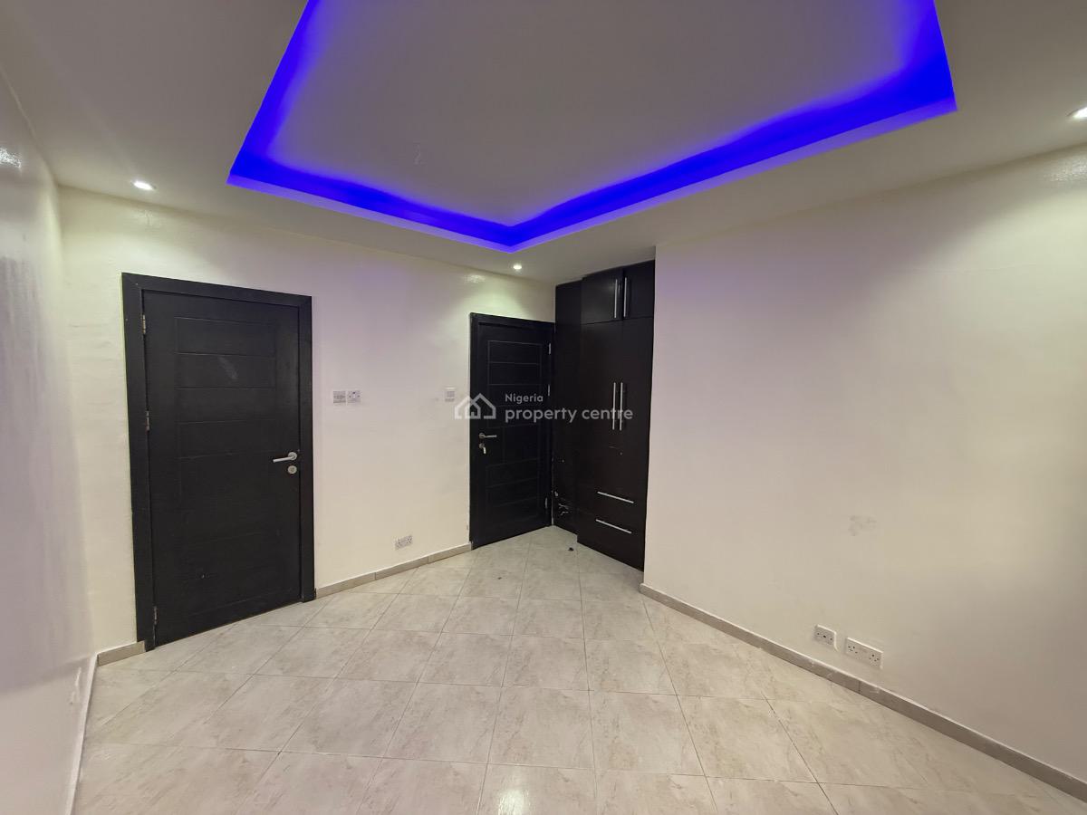 Spacious 2 Bedroom Penthouse with a Bq, Off Admiralty Way, Lekki Phase 1, Lekki, Lagos, Flat / Apartment for Rent