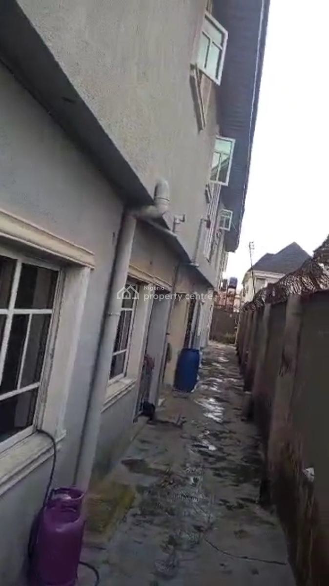 Distress 6 Numbers of Flats, Idimu- Ejigbo Road, Ejigbo, Lagos, Block of Flats for Sale