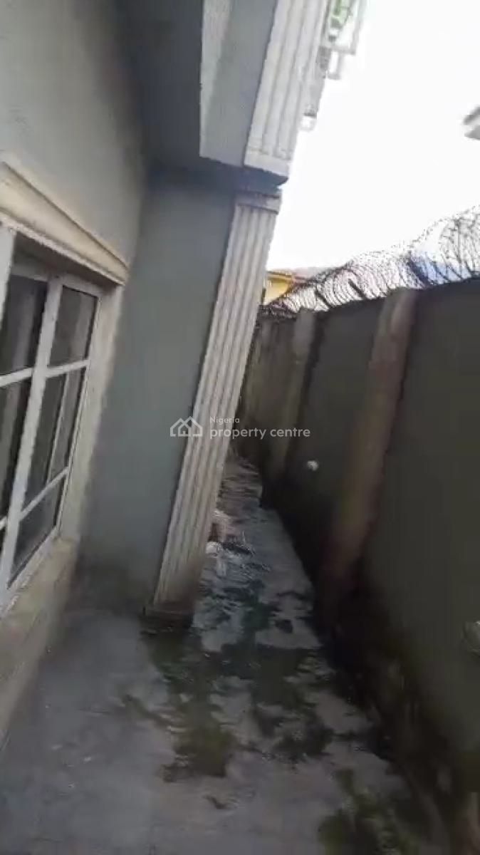 Distress 6 Numbers of Flats, Idimu- Ejigbo Road, Ejigbo, Lagos, Block of Flats for Sale