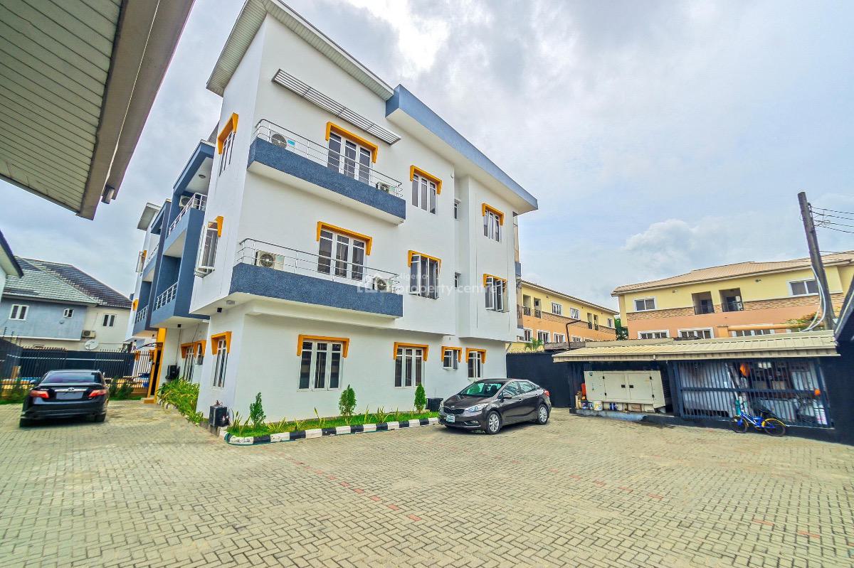 3 Bedroom with Unlimited Wifi, Ps5 and Pool, Snooker and Table Tennis Available, Lekki Phase 1, Lekki, Lagos, Flat / Apartment Short Let