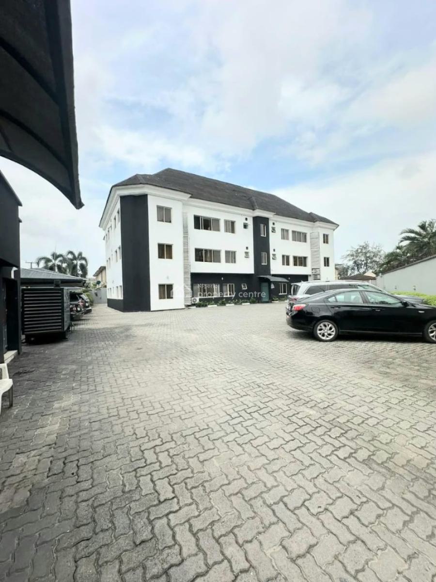 Modestly Built 3 Bedroom Apartment with Bq, Lekki Phase 1, Lekki, Lagos, Flat / Apartment for Rent