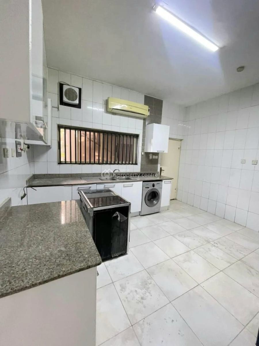 Modestly Built 3 Bedroom Apartment with Bq, Lekki Phase 1, Lekki, Lagos, Flat / Apartment for Rent