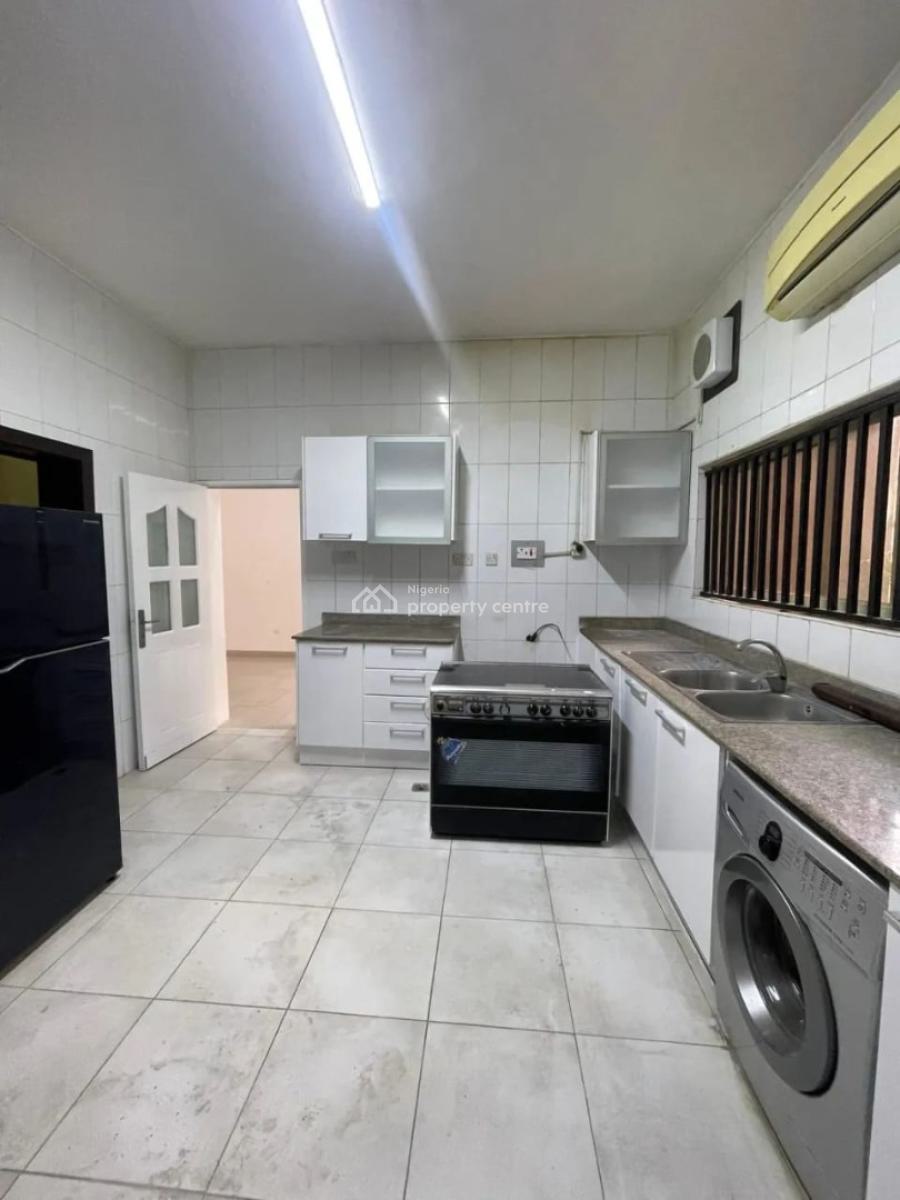 Modestly Built 3 Bedroom Apartment with Bq, Lekki Phase 1, Lekki, Lagos, Flat / Apartment for Rent