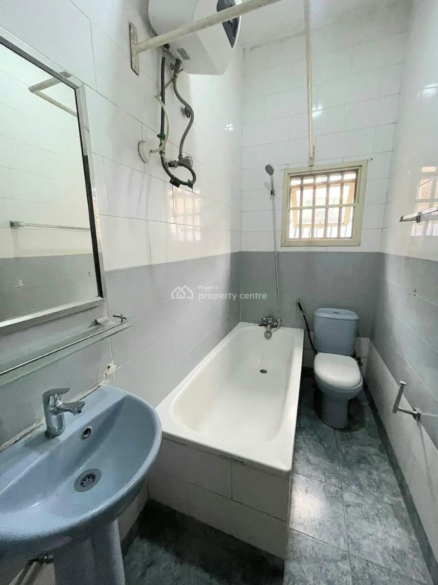 Modestly Built 3 Bedroom Apartment with Bq, Lekki Phase 1, Lekki, Lagos, Flat / Apartment for Rent