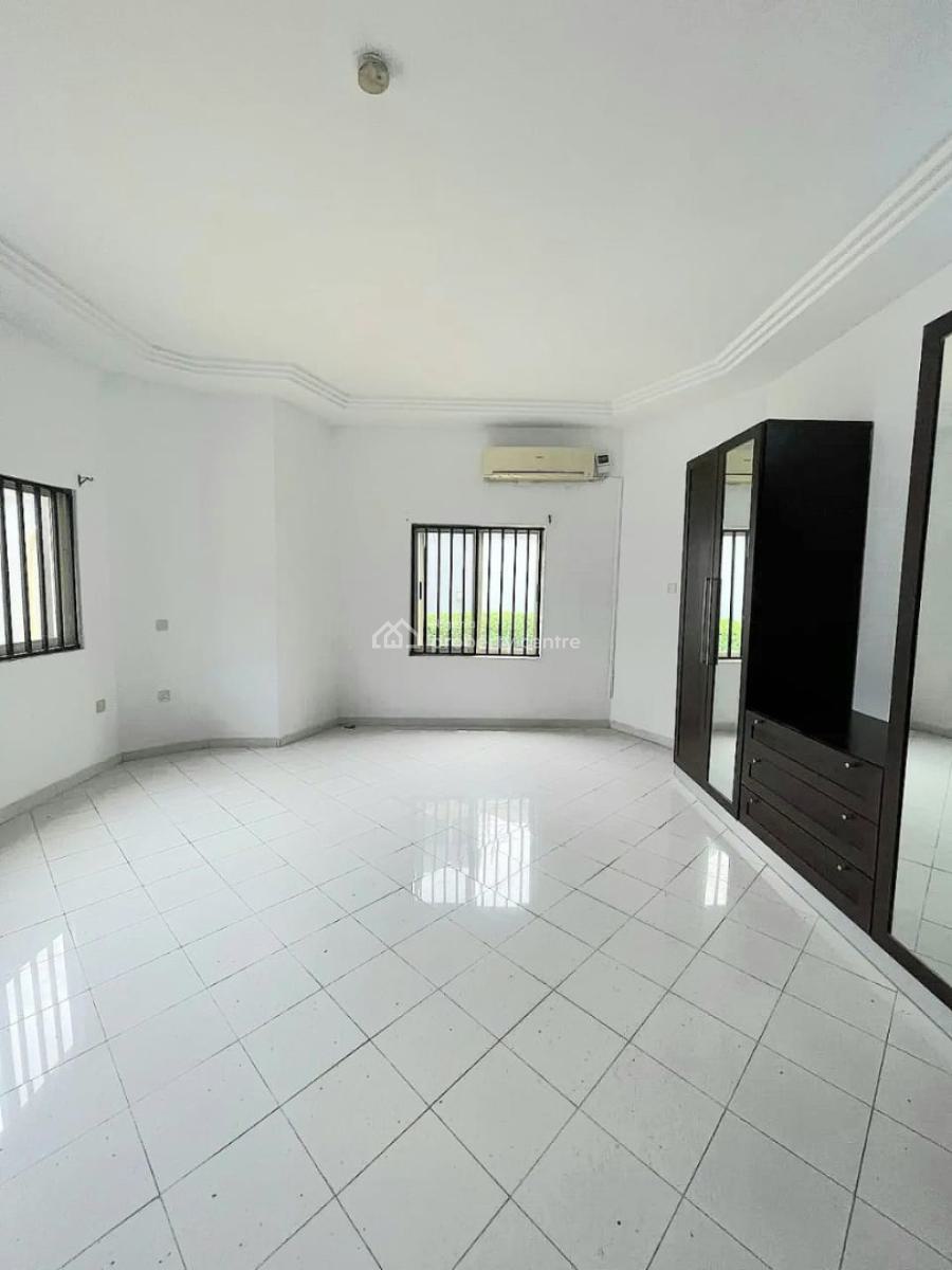 Modestly Built 3 Bedroom Apartment with Bq, Lekki Phase 1, Lekki, Lagos, Flat / Apartment for Rent